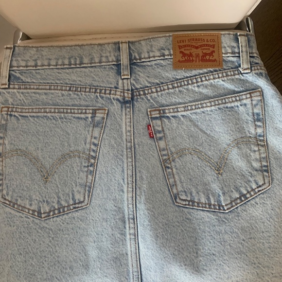 Levis Lightwash Jean Skirt - worn once! Size 27 - Picture 2 of 3
